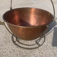 Paiolo di rame antico con base per cucinare