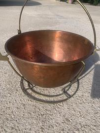 Paiolo di rame antico con base per cucinare