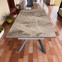 Tavolo da cucina con prolunghe e sedie