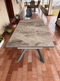 Tavolo da cucina con prolunghe e sedie