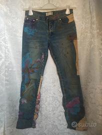 Jeans con disegni e decorazioni in pelle