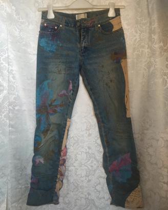 Jeans con disegni e decorazioni in pelle
