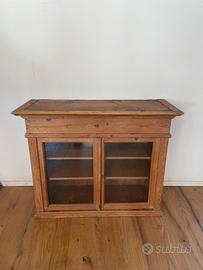 Credenza in legno massello con ante in vetro