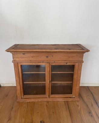Credenza in legno massello con ante in vetro