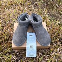 Stivali UGG colore grigio