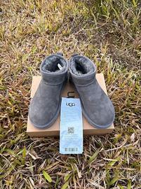 Stivali UGG colore grigio