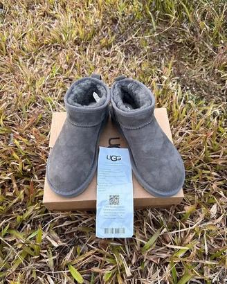 Stivali UGG colore grigio