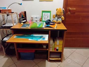 Scrivania con tavolo estraibile.