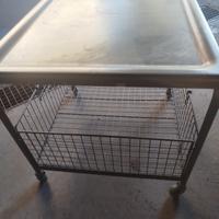 Tavolino in ferro con ruote per esterni