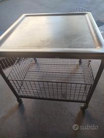 Tavolino in ferro con ruote per esterni