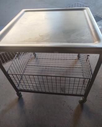 Tavolino in ferro con ruote per esterni