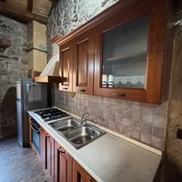 Cucina con forno lavabo e fornelli