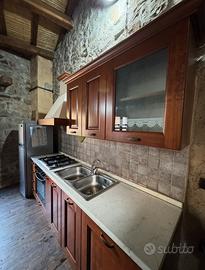 Cucina con forno lavabo e fornelli