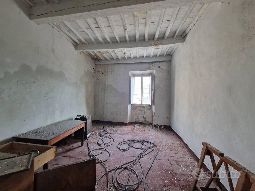 Rustico / Casale di 100 m² con più di 5 locali a L - Vista 5