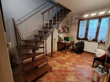 scala a giorno in legno e metallo