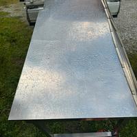 Tavoli acciai armadiati e aperti