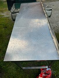 Tavoli acciai armadiati e aperti