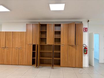 Regaliamo armadi, scrivanie e sedie
