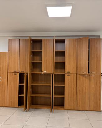 Regaliamo armadi, scrivanie e sedie