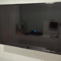 TV Haier 40" + braccio per sostegno a muro