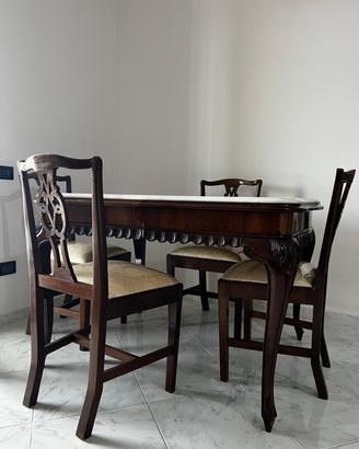 Tavolo antico con sedie