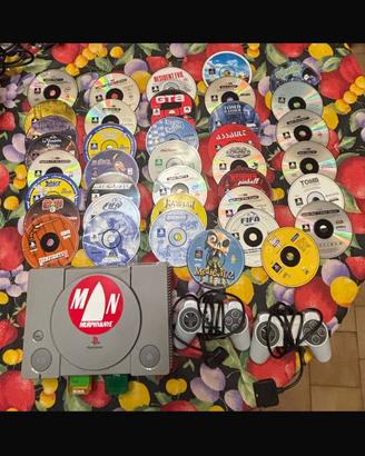 PlayStation 1 con 2 joystick e 38 giochi