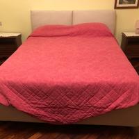 Letto matrimoniale con cassettone.