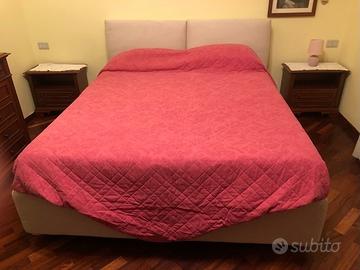 Letto matrimoniale con cassettone.