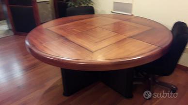 Tavolo di rappresentanza con sedie