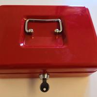 Cassetta piccola di sicurezza rossa con una chiave