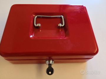 Cassetta piccola di sicurezza rossa con una chiave