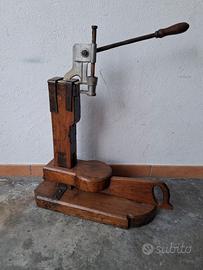 Vecchia tappatrice in legno e ferro