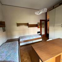 camera letto materasso scrivania armadio 