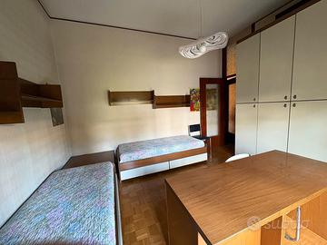 camera letto materasso scrivania armadio 