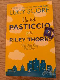 libro Che bel pasticcio Riley Thorn! di Lucy 