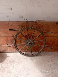 ruota di carro trasformata in fioriera