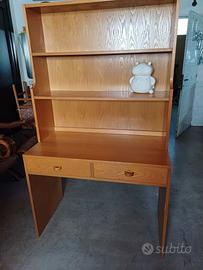 Scrivania con porta libri