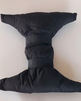 Cuscino nero per cassa di batteria acustica.