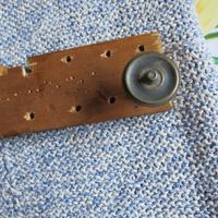 Vecchia maniglia in ottone a pomello con viti in f