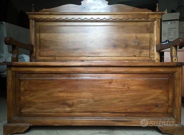 Cassapanca artigianale in legno massello con vano.