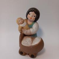 bambina Thun con carrozzina e bambola