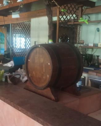 botte in legno con spine per vino