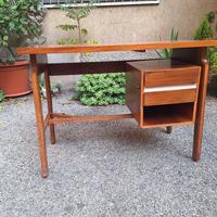 piccola scrivania design legno chiaro 