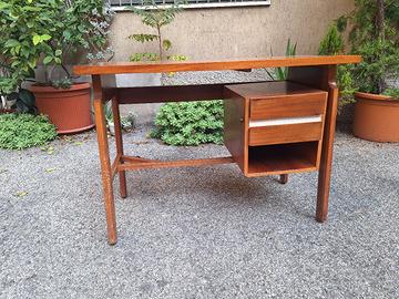 piccola scrivania design legno chiaro 