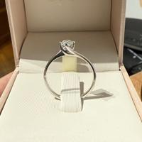 Anello solitario in oro 18 ct, diamante naturale