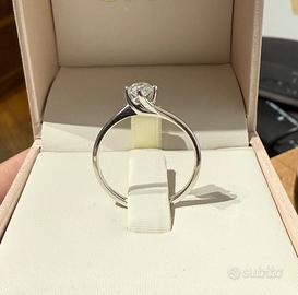 Anello solitario in oro 18 ct, diamante naturale