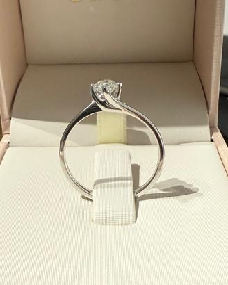 Anello solitario in oro 18 ct, diamante naturale