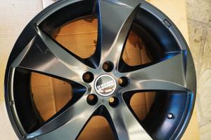 Cerchi in lega neri da 19 della MAK