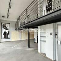 NEGOZIO IN CENTRO SU DUE LIVELLI