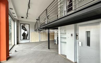 NEGOZIO IN CENTRO SU DUE LIVELLI